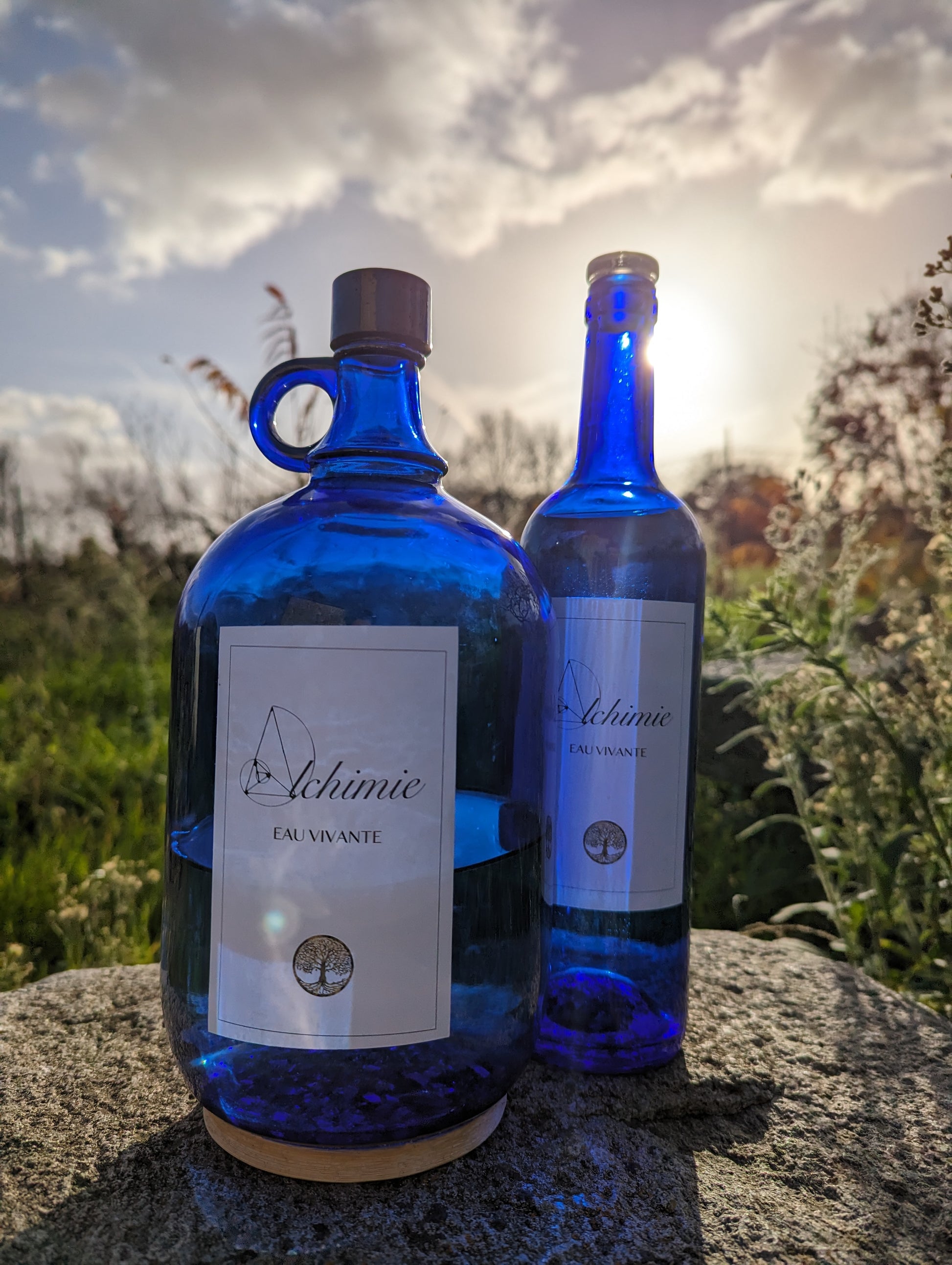 La gamme "Alchimie, Eau Vivante" comporte 2 modèles: la bouteille, de 0.75L et la bonbonne de 2L 